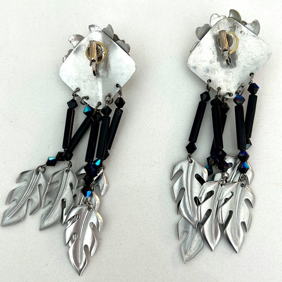 Vintage 70s Clip Earrings floral and feathers native-american inspired - Picture 3 of 8